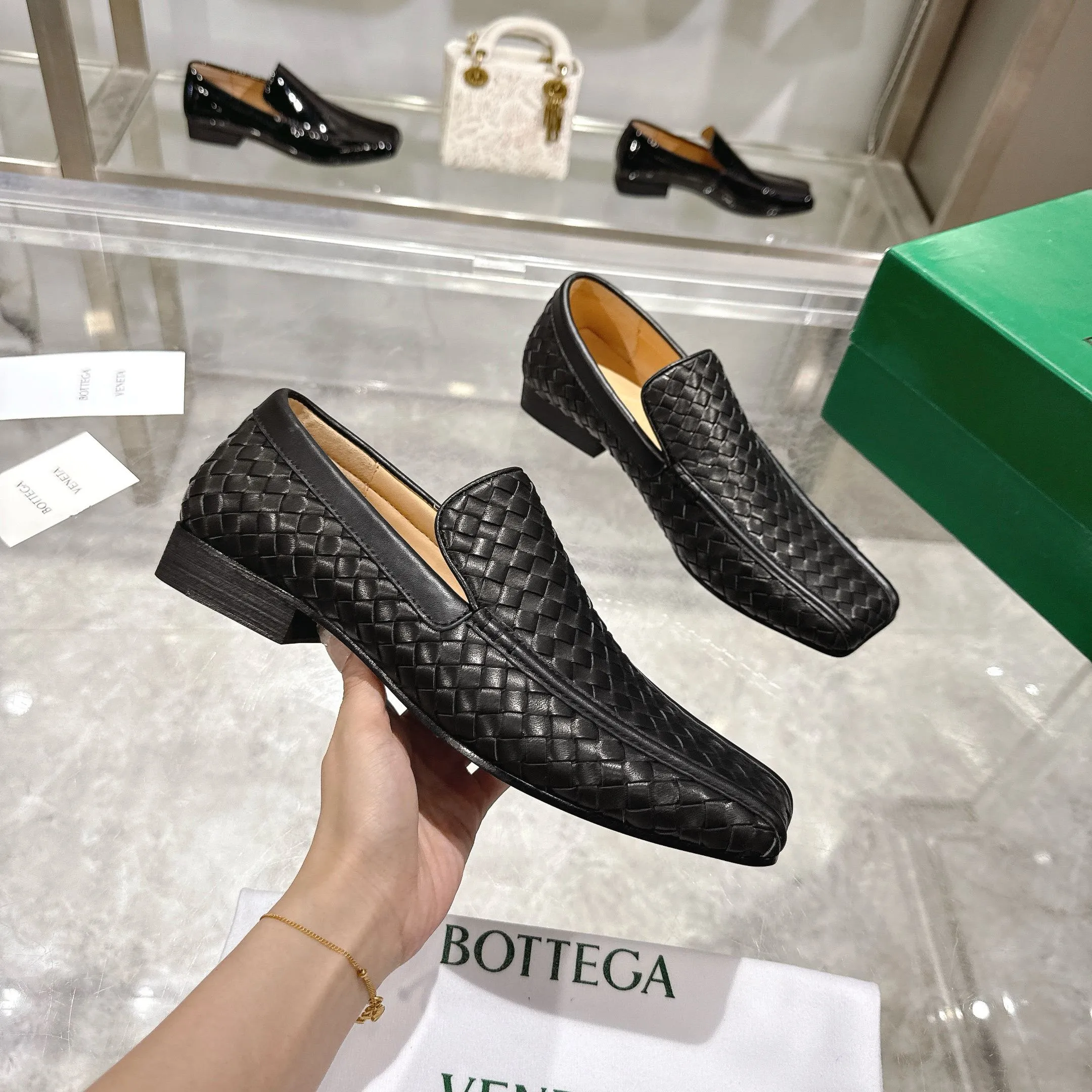[BV] Top P: 860💰 Couple model, Size: Women 35-39, Men 39--44 (Female 40.41. Men 38. 45, non-refundable) Bottega Veneta 2025 Autumn Counter Synchronous Couple Model Bottega Veneta square-toe low-heeled shoes woven from mixed-breed sheep! Patent leather matching! Low-key luxury and solid color! Leather outsole! [Rose][Rose]! Purely hand-woven and operated, the original board is reproduced one-to-one! quality assurance!